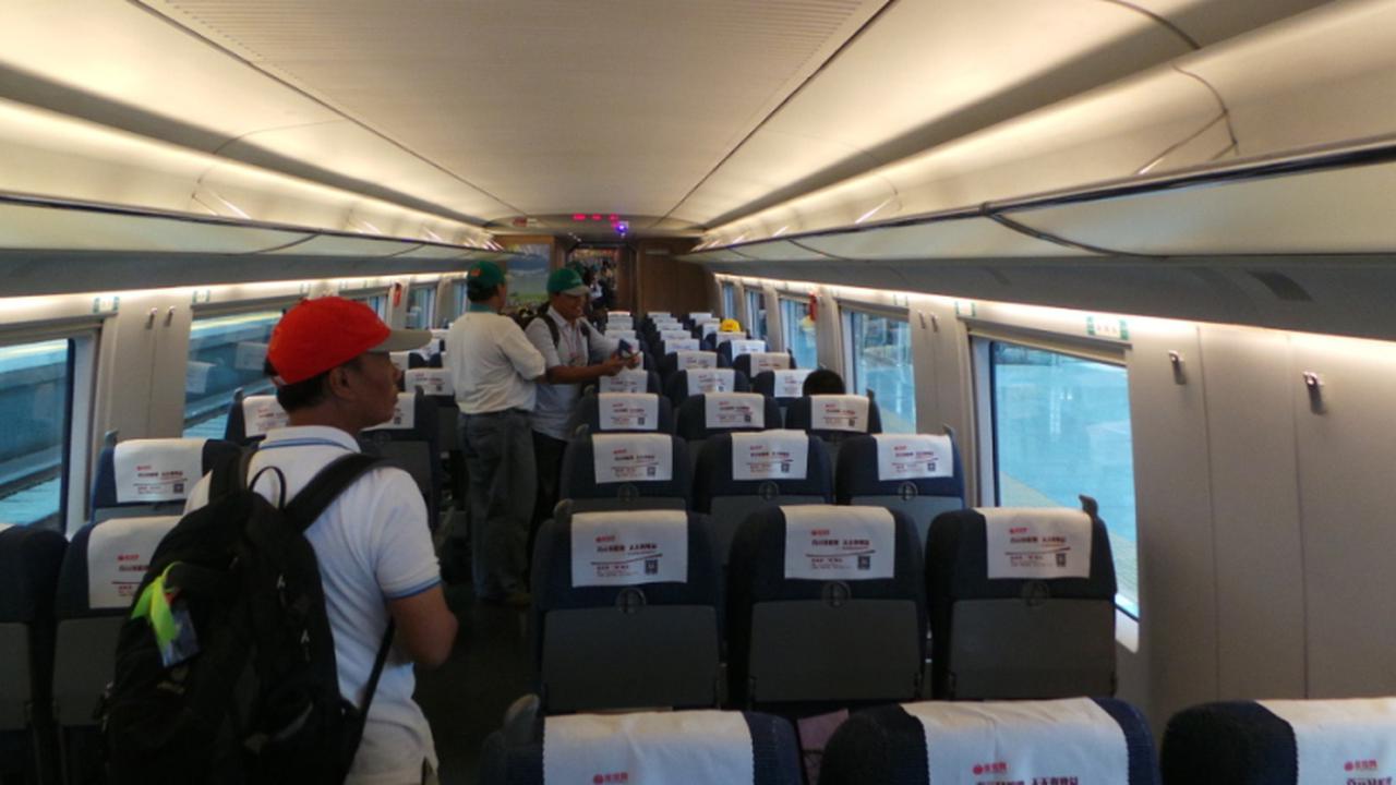 Meneropong Kecanggihan Kereta Super Cepat China. (Foto: Liputan6.com/Ilyas Istianur P)