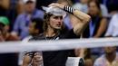 Petenis Jerman, Alexander Zverev saat pertandingan babak keempat melawan Jannik Sinner (Italia) pada kejuaraan tenis AS Terbuka, Selasa, 5 September 2023, di New York. (AP Photo/Adam Hunger)