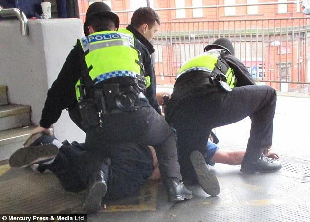 Penangkapan pria yang telah membuang anjing di tengah rel kereta | Photo: Copyright dailymail.co.uk