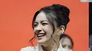 Melengkapi tampilannya, Eca mengenakan anting-anting emas model panjang dengan aksen raindropnya. Serta kalung keemasan. [elsaajapasal]