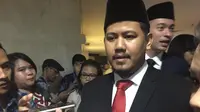 Anggota DPRD DKI asal PSi Idris Ahmad usai dilantik di Gedung DPRD DKI Jakarta, Jalan Kebon Sirih, Jakarta. (Merdeka.com)
