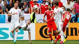 Pemain Polandia, Kamil Grosicki, melakukan tendangan salto ke arah gawang Swiss pada babak 16 besar Piala Eropa 2016 di Stade Geoffroy-Guichard, Saint-Etienne, (25/6/2016). (Reuters/Jason Cairnduff)