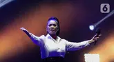 Penyanyi Vina Panduwinata tampil saat Festival Musik PestaPora 2024 di JIexpo Kemayoran, Jakarta, Sabtu (21/9/2024). (Liputan6.com/Herman Zakharia)