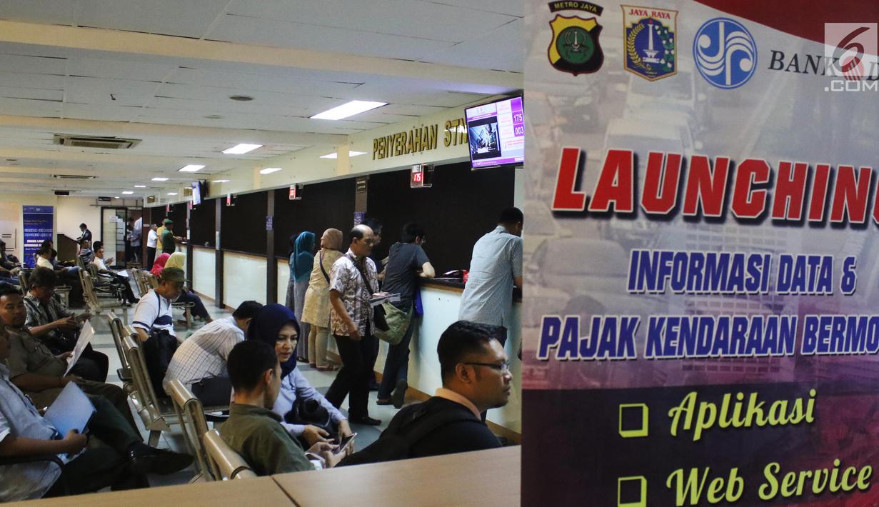 Suasana di Samsat DKI Polda Metro Jaya, Jakarta, Rabu (21/6). Polda Metro Jaya bersama Bank DKI meluncurkan aplikasi dan web Informasi data dan pajak kendaraan. (Liputan6.com/Angga Yuniar)