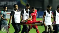 Gelandang Timnas Indonesia, Andik Vermansyah ditandu keluar lapangan akibat cedera saat final pertama Piala AFF 2016 melawan Thailand di Stadion Pakansari, Bogor, Rabu (14/12). Indonesia unggul 2-1 atas Thailand. (Liputan6.com/Helmi Fithriansyah)