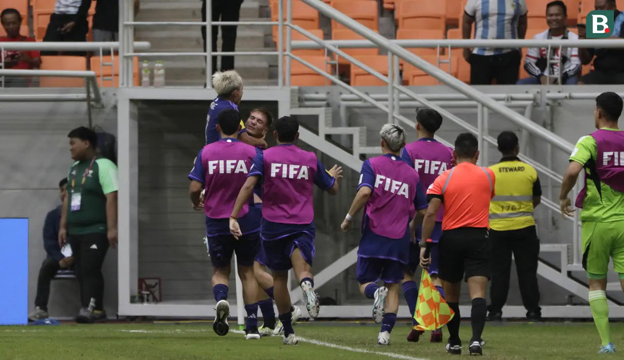 <p>Selebrasi para pemain Timnas Argentina U-17 setelah Ian Subiabre (kiri atas) mencetak gol ketiga ke gawang Timnas Polandia U-17 pada laga ketiga Grup D Piala Dunia U-17 2023 di Jakarta International Stadium (JIS), Jakarta Utara, Jumat (17/11/2023). (Bola.com/Ikhwan Yanuar)</p>