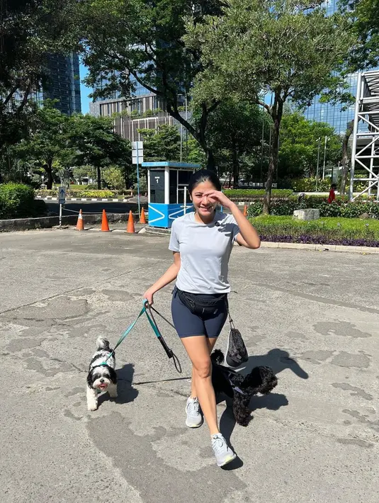 Sesekali, wanita 34 tahun itu jalani olahraga outdoor. Seperti joging santai di pagi hari. Naysila Mirdad pun mengajak anjing kesayangannya olahraga bareng. (Liputan6.com/IG/@naymirdad)