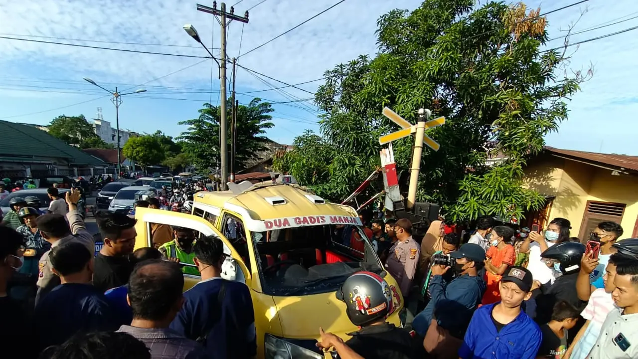 Tabrakan kereta api dengan angkot