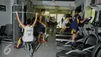Siswa menggunakan peralatan fitnes di SMA Negeri 2 Tamansari, Jakarta, Kamis (14/4). Untuk meningkatkan mutu sekolah negeri, pemerintah diharapkan melengkapinya dengan beragam fasilitas keterampilan, kesenian dan kesehatan. (Liputan6.com/Gempur M Surya)