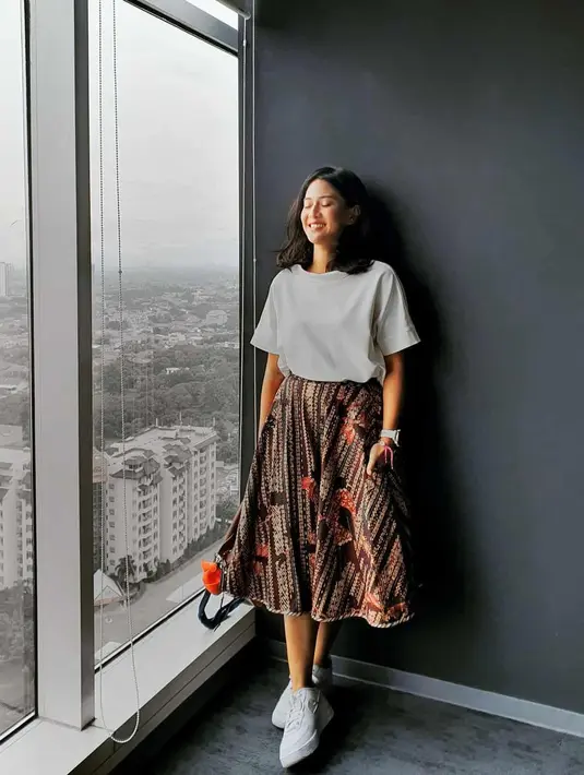 Simple tapi chic, cukup padukan t-shirt warna hitam dengan rok batik dan sneaker putih seperti Rachel Amanda ini. [@auroramanda95]