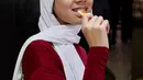 Meski belum sepenuhnya menutup aurat, penampilan Safeea mengenakan hijab tetap dipuji oleh netizen. Sebelumnya, saat kecil Safeea juga pernah mencuri perhatian dengan penampilan memakai hijab. Saat itu, ia juga dipuji cantik seperti ibunya. (Liputan6.com/IG/@mulanjameela1)