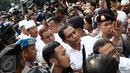 Sejumlah masyarakat berdesakan untuk memasuki  Pengadilan Negeri (PN) Jakarta Utara, Selasa (13/12). Mereka berebut masuk ke ruang sidang perdana Basuki Tjahaja Purnama (Ahok) yang berkapasitas maksimal 80 orang. (Liputan6.com/Faizal Fanani)
