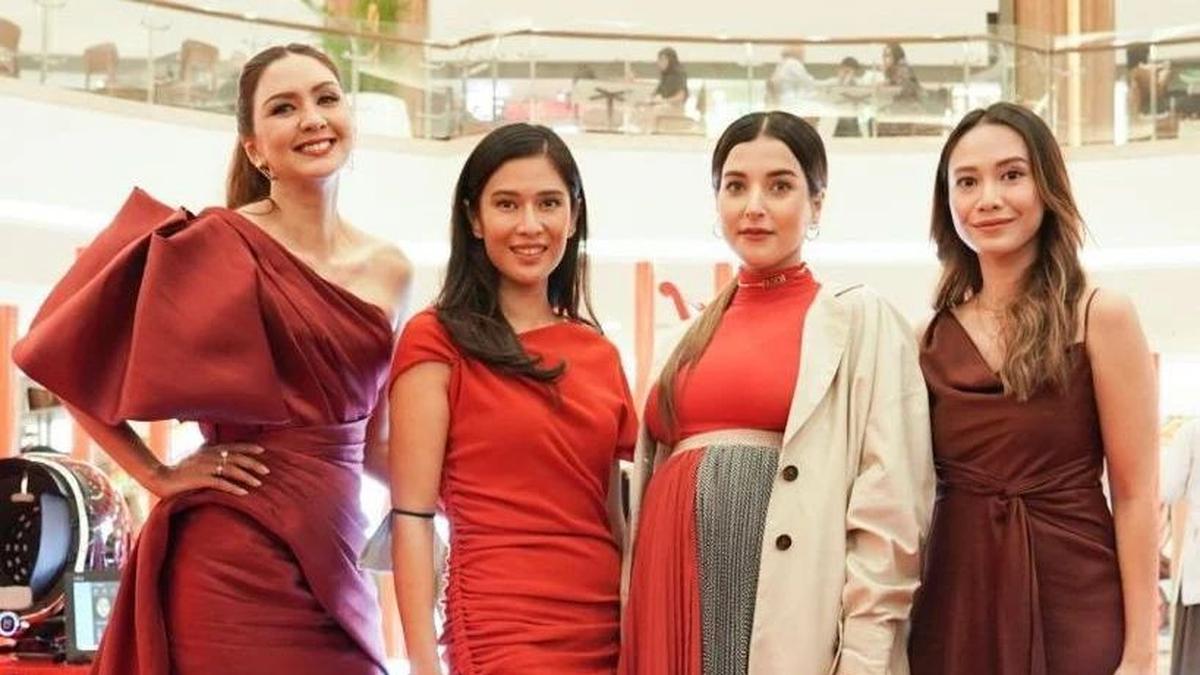 Potret Perempuan Bergaun Merah di JFW 2023 dari Donna AgnesiaTasya