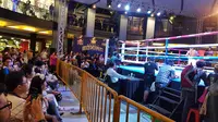 Sekitar ratusan orang menyaksikan pertandingan Mahkota Boxing Super Series 2018 yang dihelat di Cilandak Town Square, Sabtu (10/3/2018). (Bola.com / Zulfirdaus Harahap)