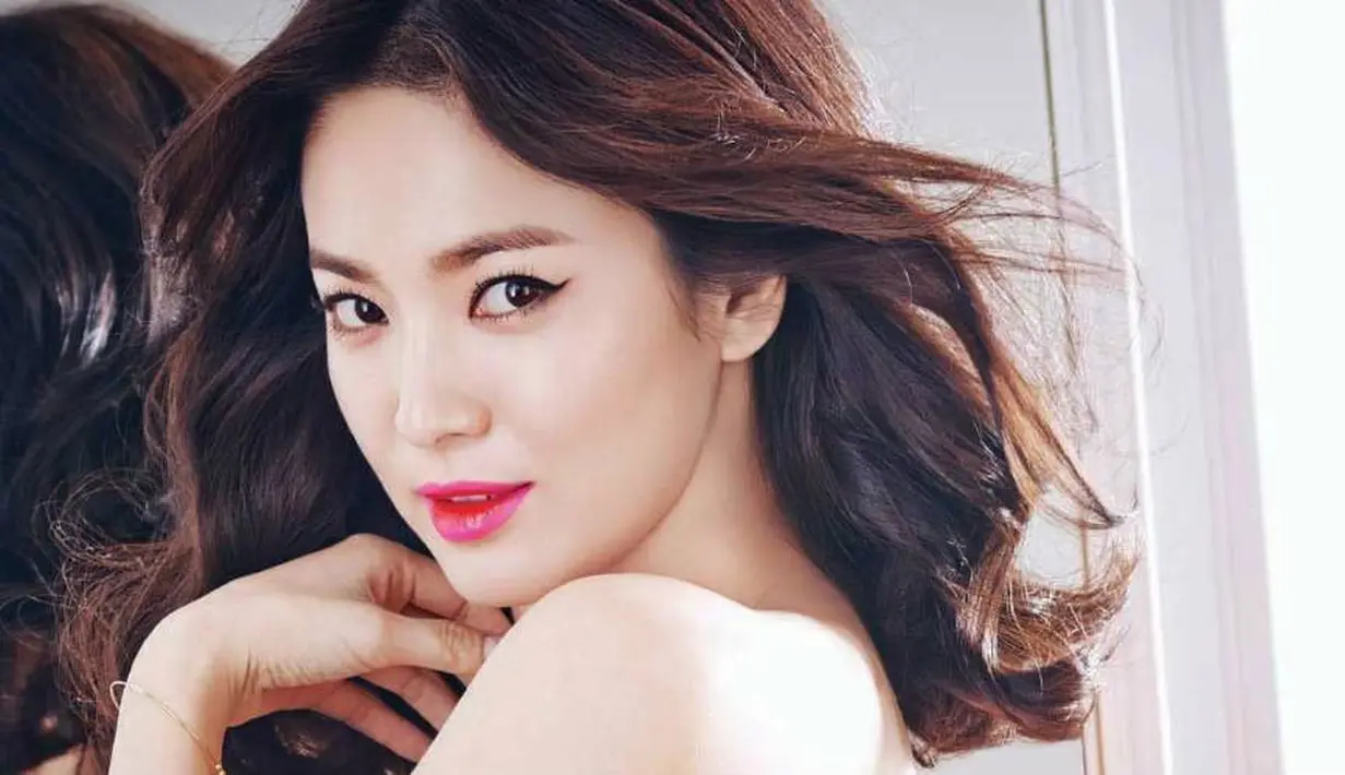 Song Hye Kyo memulai kariernya saat ia berusia 14 tahun. Pada tahun 1996, ia memenangkan kompetisi model seragam sekolah. (Foto: allkpop.com)