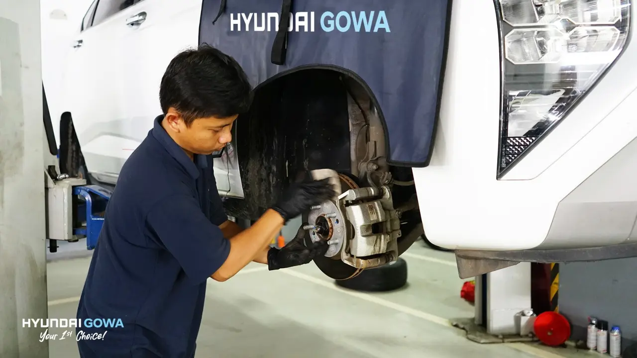 Mengecek pengereman mobil