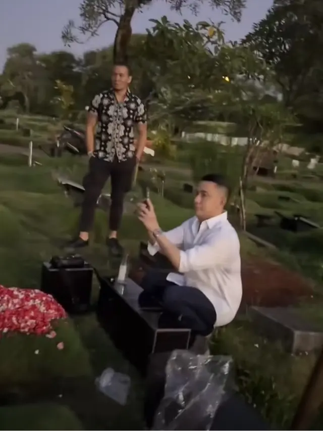 6 Momen Haru Samuel Rizal dan Anggi Pratama Ziarah Bareng ke Makam Stevi Agnecya