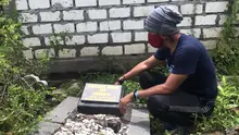 Kiper Persela, Dwi Kuswanto, mengunjungi makam Choirul Huda dan Sunan Drajat. (Bola.com/Aditya Wany)