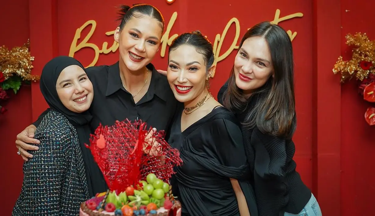 Di antara tamu yang hadir, ada Geng Cendol yang setia hadir memberikan selamat kepada Paula. Di antaranya Tya Ariestya, Ayu Dewi dan Luna Maya. Ketiganya kompak berbusana hitam ala cewek mamba. Mereka juga memberikan selamat dan doa terbaik untuk Paula. (Liputan6.com/IG/@baimwong)