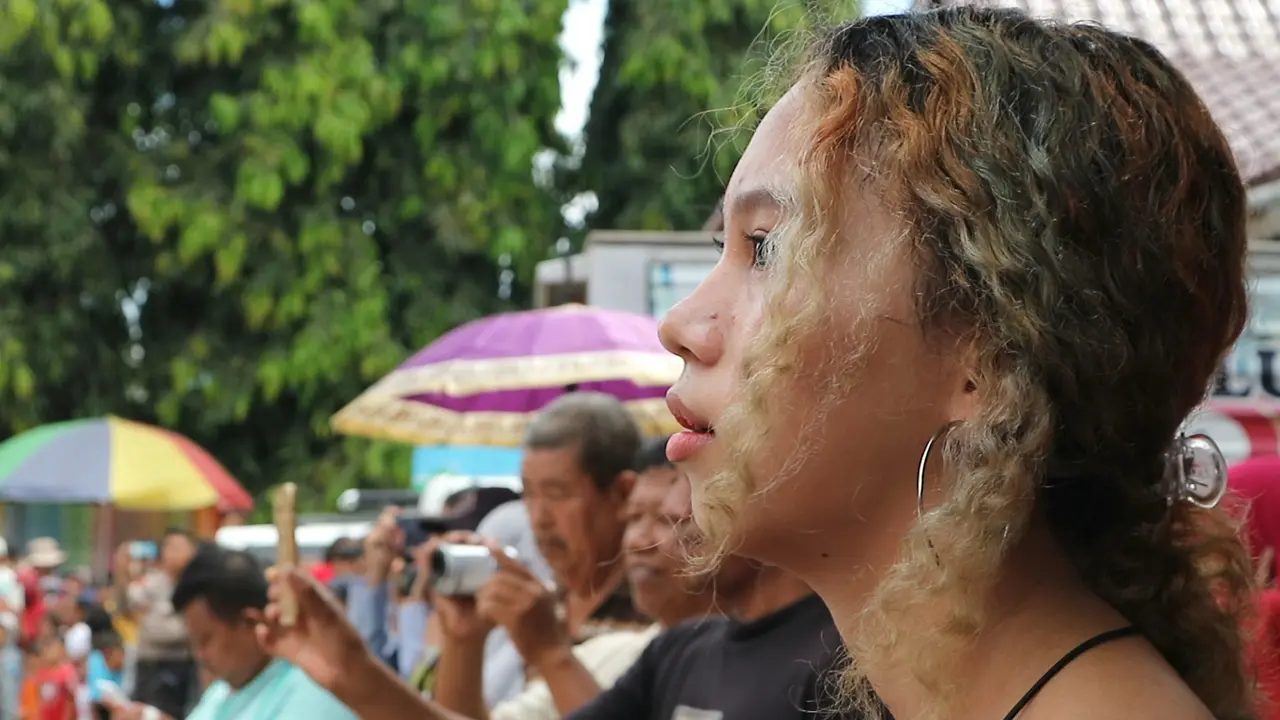 Penampilan Sarah saat mengiringi kelompok barongsainya beratraksi di halaman Vihara Karuna Dipa Palu, Sabtu ( 25/1/2020 ). (Foto: Liputan6.com/Heri Susanto)