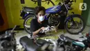 Perajin Wawang Kurniawan (38) menyelesaikan pembuatan miniatur motor RX King di Kelurahan Serua, Ciputat, Tangerang Selatan, Sabtu (17/10/2020). Miniatur dari limbah korek api, pipa plastik, kabel, kaleng minuman, dan kawat itu dijual seharga Rp 400 - Rp 450 ribu per unit. (merdeka.com/Dwi Narwoko)