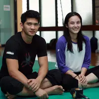 Iko Uwais dan Chelsea Islan dalam film Headshot. (Deki Prayoga/Bintang.com)