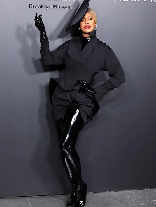 <p>Laverne Cox juga tampil dengan balutan busana Mugler. Penampilan serba hitamnya sempurna dengan topi sebagai head-piece yang menarik, dan busana lengan panjang, sedangkan tangan dan kaki dibalut seluruhnya oleh gloves hitam.</p>