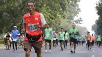 Tidak hanya anak muda, ajang lari Mandiri Jakarta Marathon 2015 juga diikuti beberapa kalangan lanjut usia. (Bola.com/Vitalis Yogi Trisna)