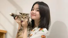 Beberapa waktu terakhir, Kayess sedang menjadi pusat perhatian. Ia baru saja menjadi bintang tamu podcast Deddy Corbuzier bersama Babyla. Setelah tenar, potret keseharian Kayess curi perhatian. Seperti saat brand ambassador ONIC bermain dengan kucing peliharaan. (Liputan6.com/IG/@ewkharis)