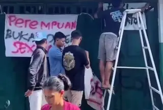 Warga memasang tulisan berisi kecaman terhadap pelaku di pagar Ponpes setempat.