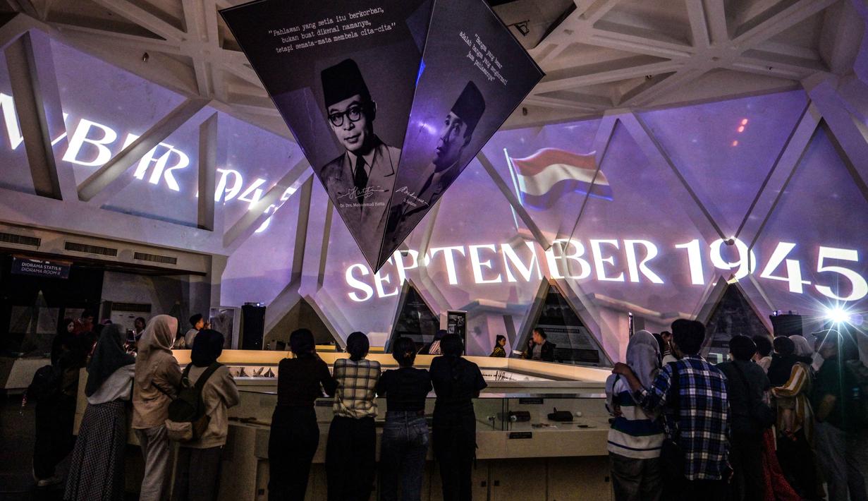 Diketahui, Pameran Bajawara digelar dua kali setiap tahun, yakni pada Mei untuk memperingati Hari Kebangkitan Nasional, dan November untuk memperingati Hari Pahlawan. Tampak dalam foto, pengunjung menyaksikan video imersif yang menggambarkan Pertempuran Surabaya, yang terjadi pada bulan November 1945 antara pejuang Indonesia melawan pasukan Sekutu Inggris dan NICA untuk menegakkan kembali kekuasaan kolonial Belanda setelah berakhirnya Perang Dunia II, dalam acara 'Malam di Museum 2025' di Museum 10 November, Surabaya, Jawa Timur, Sabtu 29 November 2025. (Juni KRISWANTO/AFP)