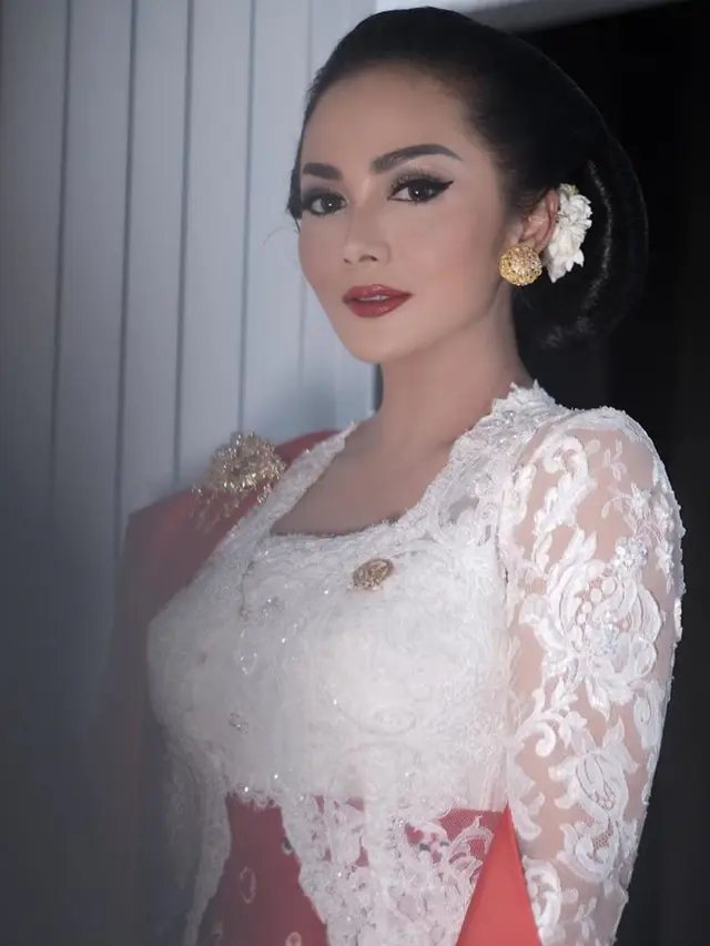 FOTO: Pesona Krisdayanti saat Pakai Kebaya, Menawan