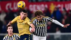 Pemain Genoa, Ruslan Malinovskyi (kiri) berebut bola dengan pemain Juventus, Weston McKennie pada laga lanjutan Liga Italia 2023/2024 di Stadion Luigi Ferraris, Genoa, Italia, Sabtu (16/12/2023) dini hari WIB. Tim Genoa terlihat mengenakan jersey spesial ulang tahun ke-130 pada pertandingan tersebut. (AFP/Marco Bertorello)
