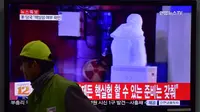 Seorang pria berjalan melewati sebuah layar TV yang menunjukkan laporan berita di sebuah stasiun kereta api di Seoul, Korea Selatan, Rabu (6/1/2016). Gempa berkekuatan 5,1 SR terdeteksi di dekat tempat uji coba nuklir Korea Utara. (AFP PHOTO/Jung Yeon-Je)