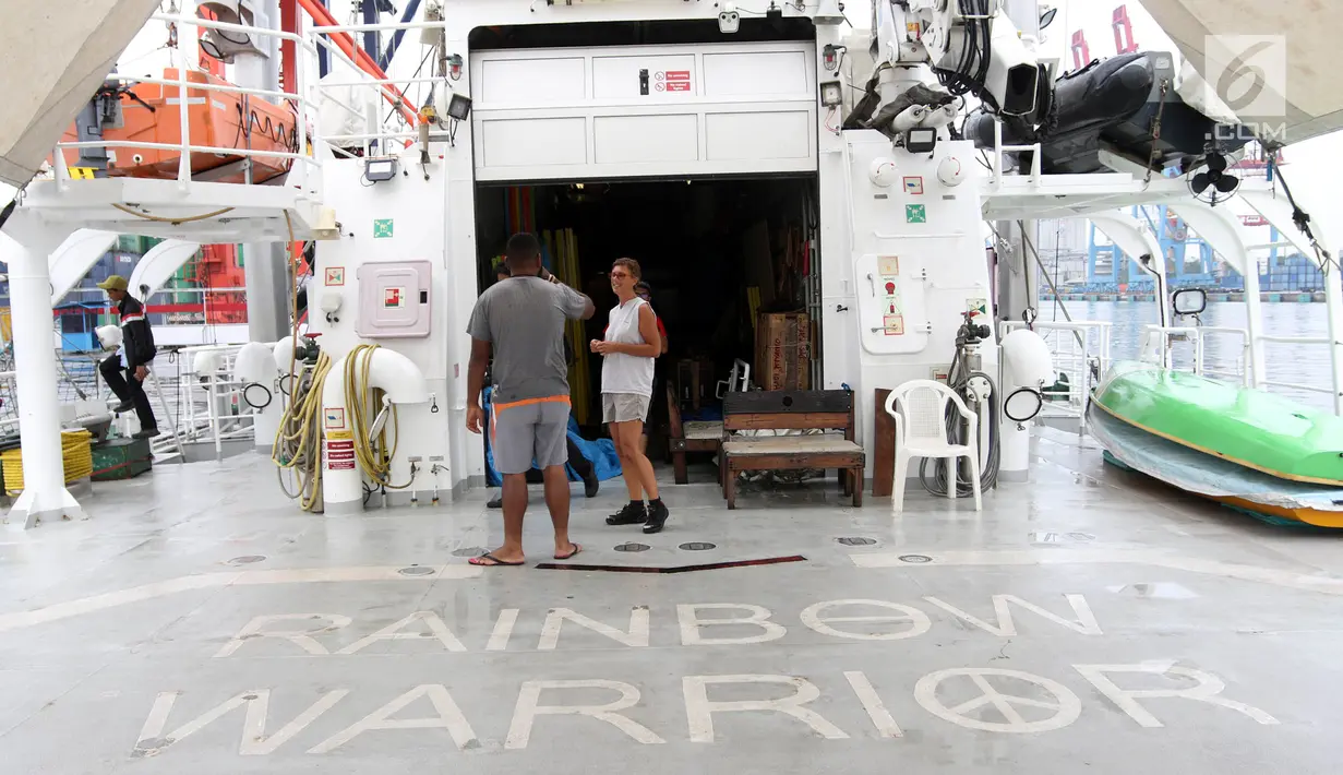 Awak kapal Greenpeace Rainbow Warrior beristirahat saat bersandar di Dermaga Terminal Penumpang Nusantara, Tanjung Priok, Jakarta, Senin (23/4). (Liputan6.com/Arya Manggala)