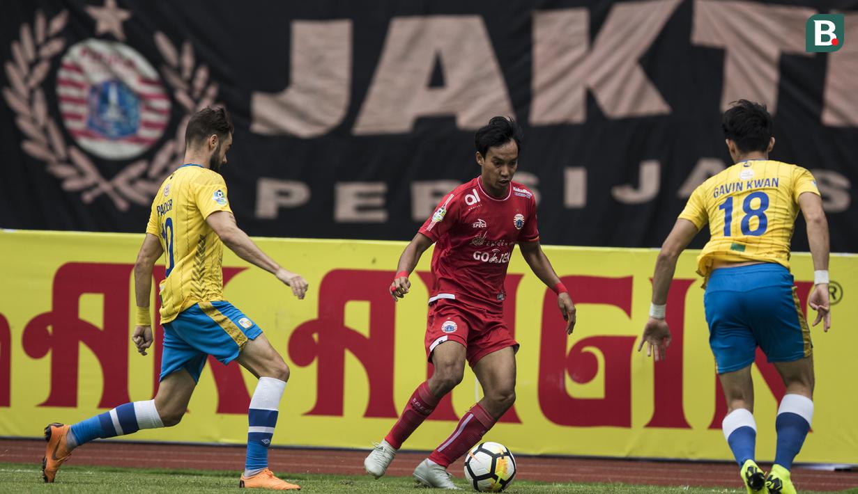 Gelandang Persija Jakarta, Novri Setiawan, berusaha melewati kepungan pemain Barito Putera pada laga Liga 1 di Stadion Patriot, Jawa Barat, Selasa (30/10). Persija menang 3-0 atas Barito. (Bola.com/Vitalis Yogi Trisna)