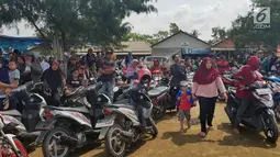 Warga berkerumun menantikan evakuasi pesawat Lion Air JT 610 di Pantai Pakis Jaya, Karawang, Jawa Barat, Senin (29/10). Lokasi jatuhnya pesawat Lion Air JT 610 tak jauh dari Pantai Pakis Jaya. (Liputan6.com/Herman Zakharia)