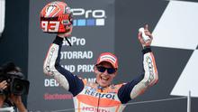 Pembalap Tim Repsol Honda Marc Marquez merayakan kemenangan pada gelaran MotoGP di Sirkuit Sachsenring, Jerman, Minggu (12/7/2015). Pembalap muda ini tak terbendung pada balapan kali ini. (AFP PHOTO/Robert Michael)