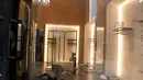 Sebuah toko yang dijarah di pusat kota Chicago, Amerika Serikat (AS) (10/8/2020). Dua orang ditembak, lebih dari 100 lainnya ditangkap, dan 13 petugas polisi terluka dalam aksi penjarahan dan perusakan luas yang terjadi pada Senin (10/8) pagi waktu setempat di pusat kota Chicago. (Xinhua/Alan Ruffin