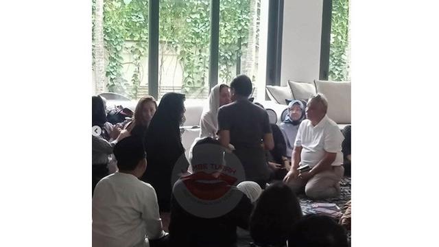 5 Potret Terbaru Bunga Citra Lestari Temani Jenazah Ashraf Sinclair, Berusaha Tegar