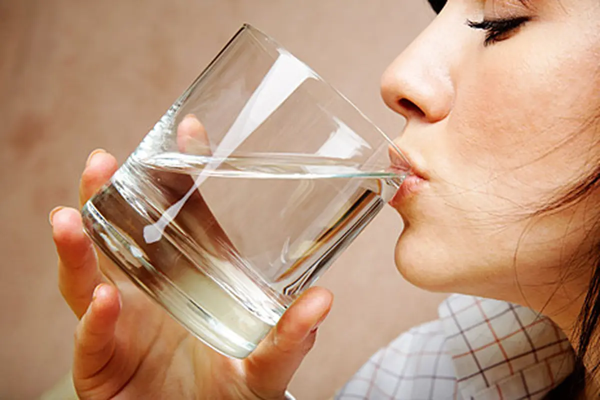 Buka Puasa Baiknya Minum Air Dingin atau Hangat?