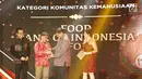 Founder Food Bank of Indonesia Hendro Utomo saat menerima penghargaan kategori Komunitas Kemanusiaan dari Ketua Partai Golkar, Airlangga Hartarto dalam ajang Liputan6 Awards di Jakarta, Sabtu (25/5/2019). (Liputan6.com/Immanuel Antonius)
