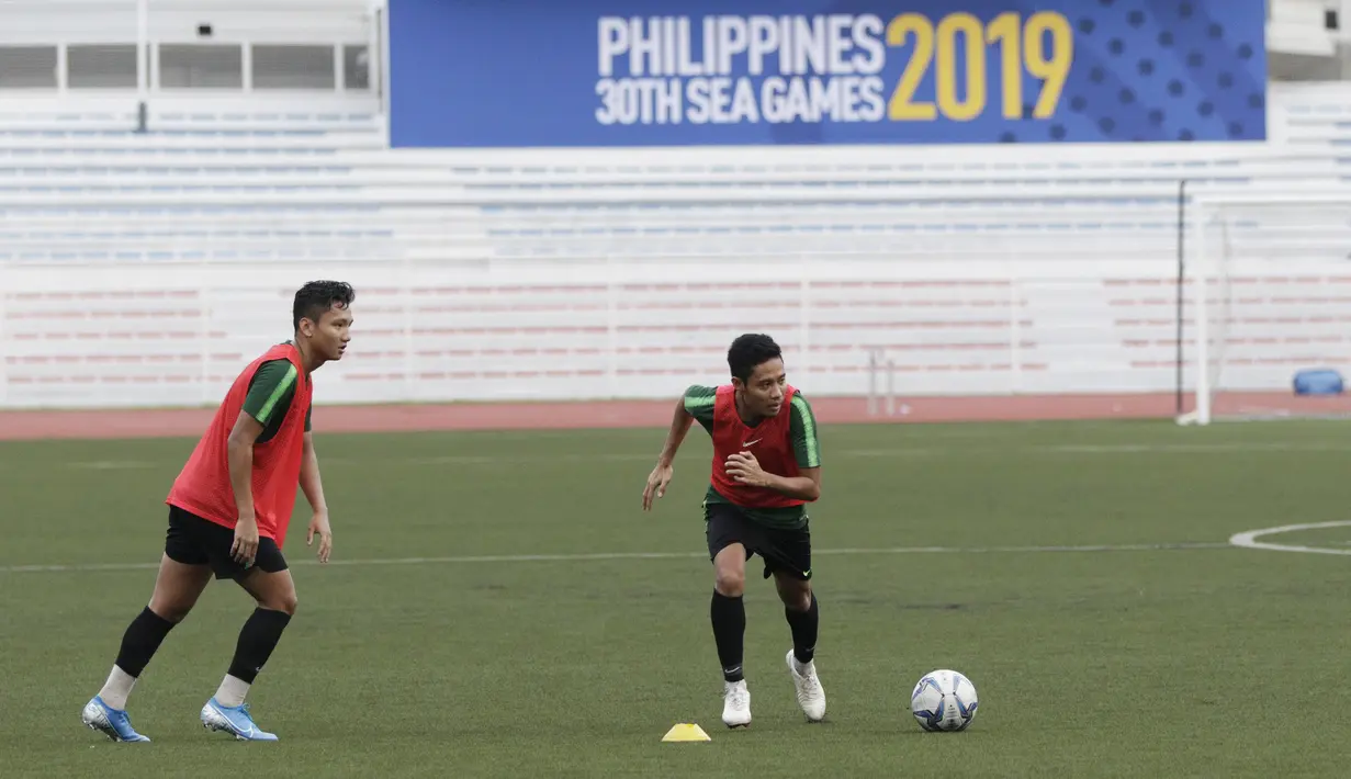 Pemain Timnas Indonesia U-22, Syarian Abimanyu dan Evan Dimas, bersiap melakukan tendangan bebas saat latihan di Stadion Rizal Memorial, Manila, Senin (25/11). Latihan ini persiapan jelang laga SEA Games 2019 melawan Thailand. (Bola.com/M Iqbal Ichsan)