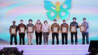 Liputan6.com menerima 'Anugerah Media dan Jurnalis Peduli Kesehatan 2022' dari Kementerian Kesehatan (Kemenkes) di Indonesia Convention Exhibition (ICE) BSD, Tangerang pada Sabtu (5/11/2022), dengan piagam penghargaan yang ditandatangani oleh Menteri Kesehatan RI Budi Gunadi Sadikin. (Dok Kementerian Kesehatan RI)