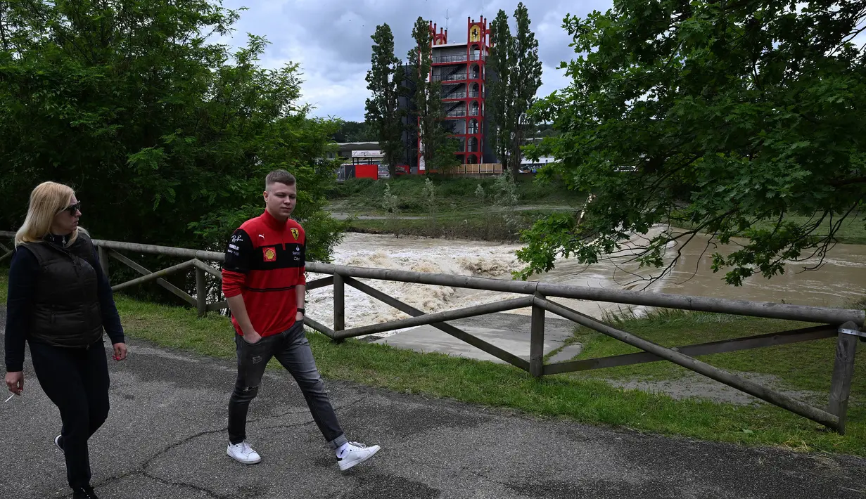 Suasana sungai Santerno yang letaknya bersebelahan dengan sirkuit Autodromo Enzo e Dino Ferrari, Kamis (18/5/2023) setelah banjir bandang melanda kota Emilia Romagna beberapa hari kemarin. (AFP/Andreas Solaro)
