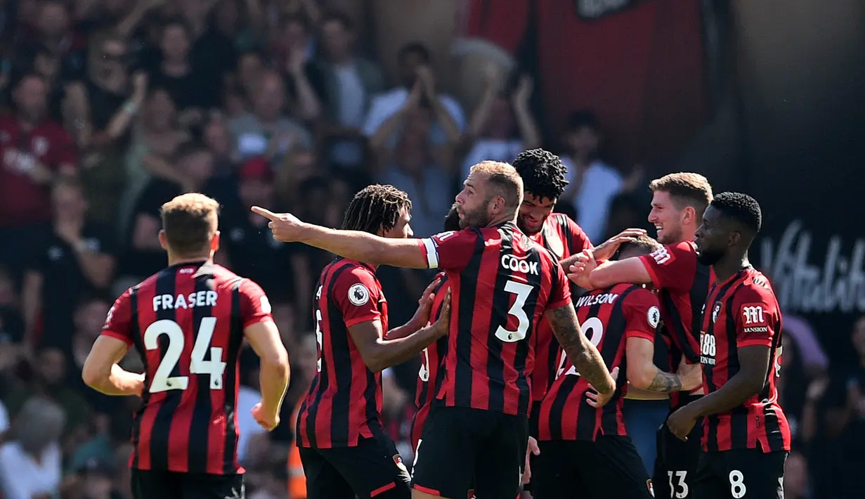 Para pemain Bournemouth merayakan gol yang dicetak oleh Harry Wilson ke gawang Manchester City pada laga Premier League 2019 di Stadion Vitality, Minggu (25/8). Manchester City menang 3-1 atas Bournemouth. (AFP/Glyn Kirk)