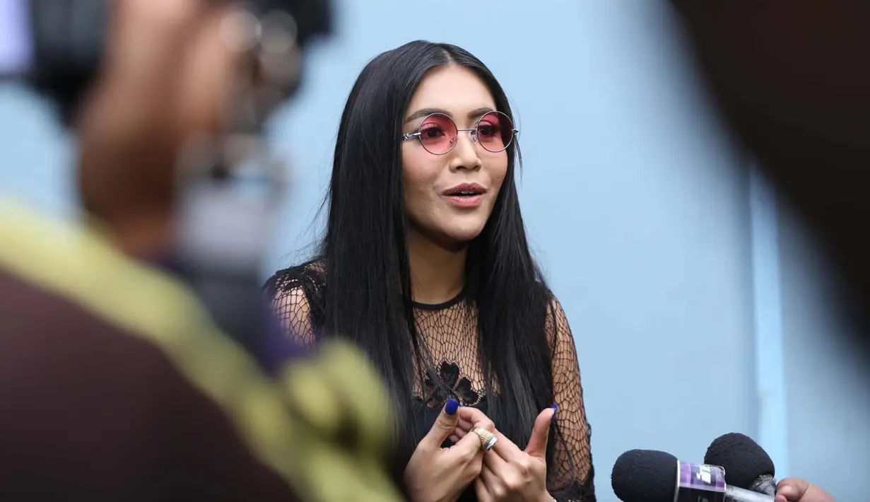 "Dari dulu emang saya seneng merubah gaya, dulu rambut saya pernah merah panjang, terus pernah skin head, beberapa tahun lalu saya cukur botak sebelah," kata Denada di kawasan Tendean, Jakarta Selatan, Rabu (28/2/2018). (Nurwahyunan/Bintang.com)