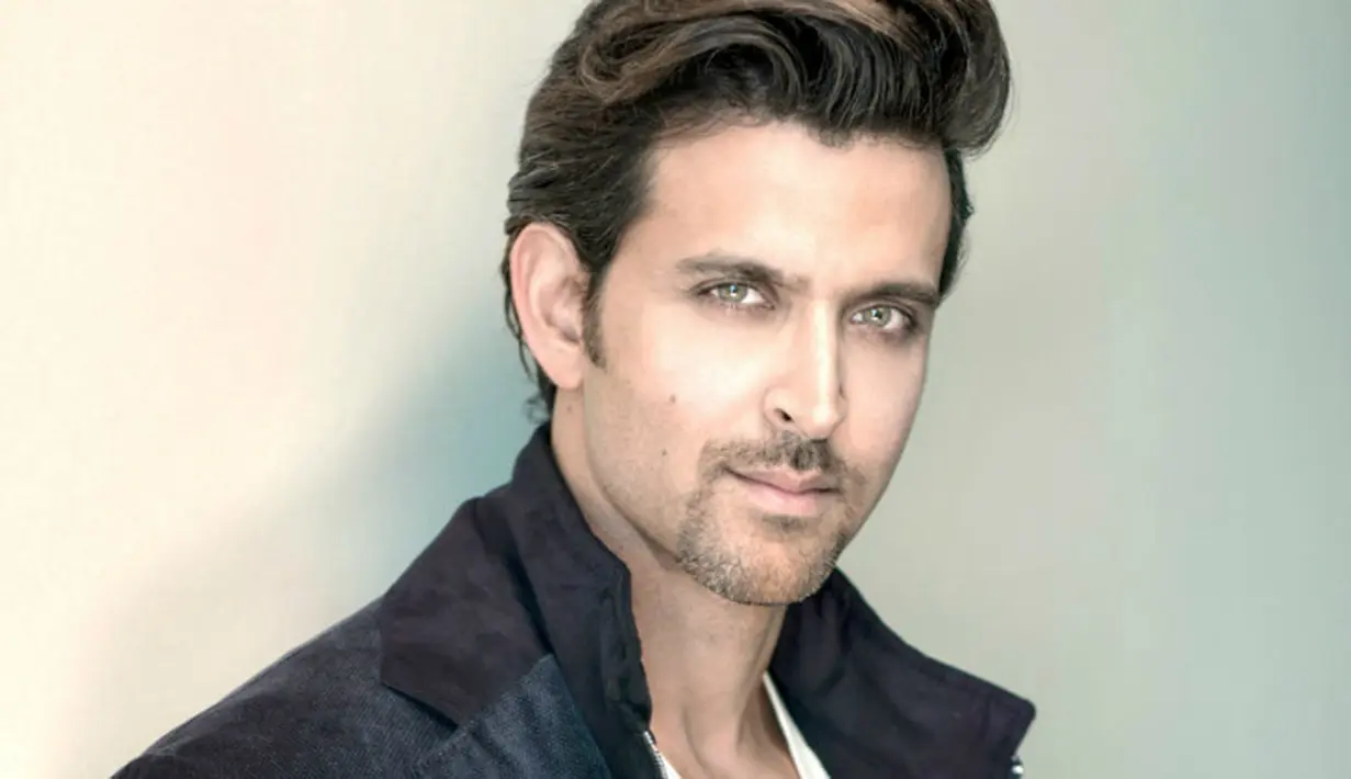 Hrithik Roshan mencuri perhatian publik saat bermain film Kaho Naa Pyaar Hai. Walaupun sudah 43 tahun, akan tetapi ia terlihat makin memesona. (Foto: indianexpress.com)