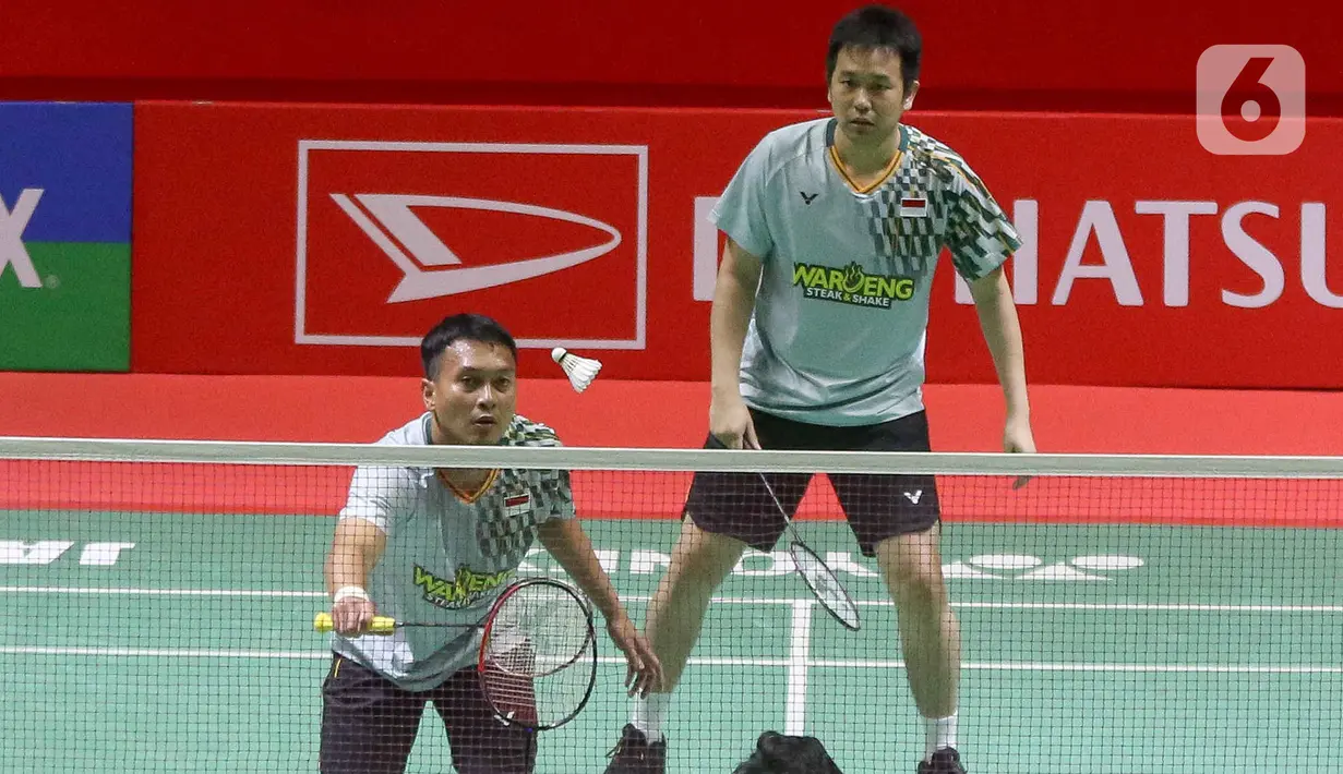 Sempat mengawali laga dengan meyakinkan, Mohammad Ahsan/Hendra Setiawan harus tersingkir di 16 Besar Daihatsu Indonesia Masters 2025. (Liputan6.com/Herman Zakharia)
