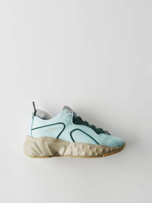 Panduan Gaya Terkini dengan Colorful Sneakers